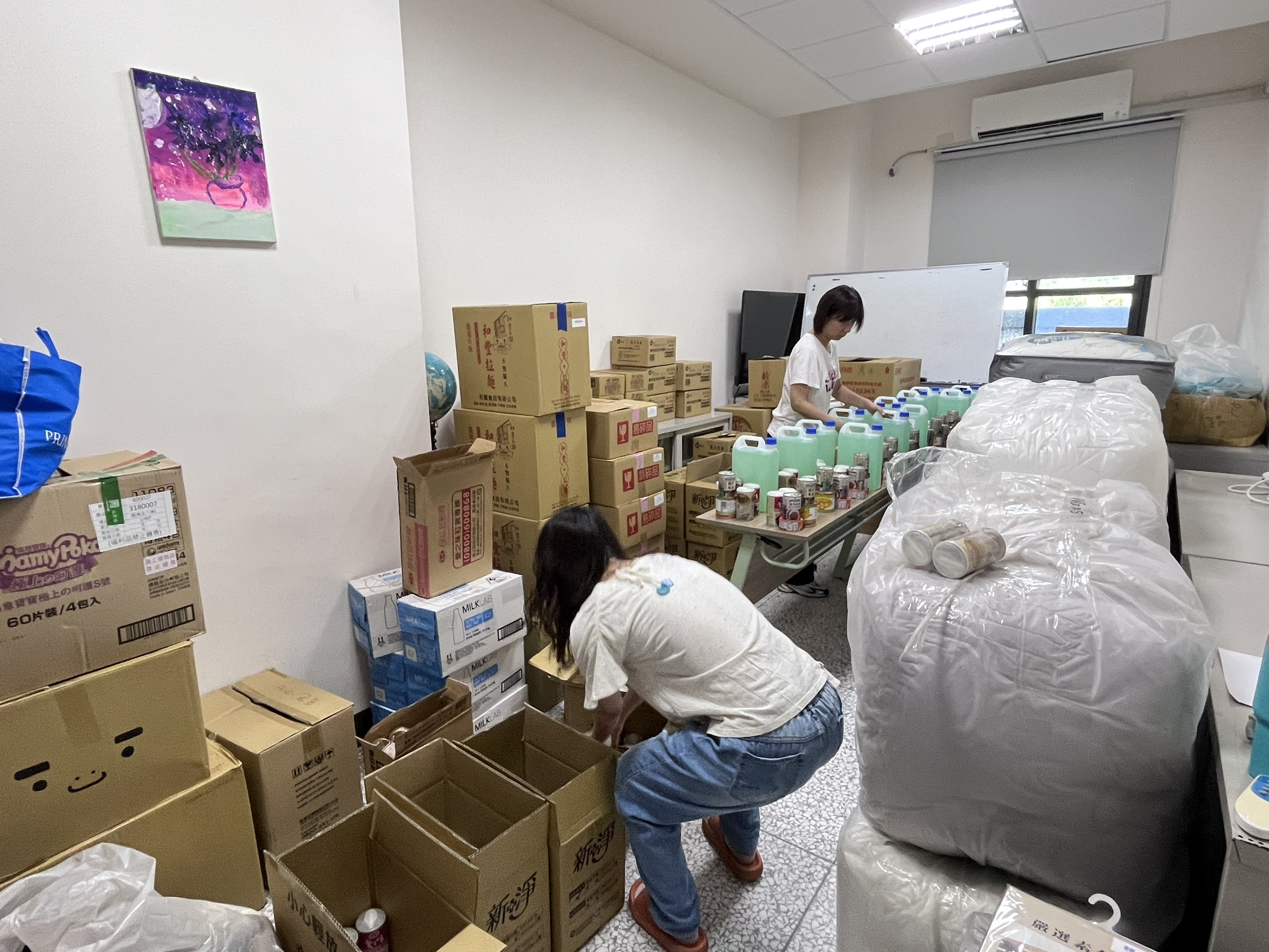 20250923馬太鞍洪災-同仁整理各界送來的物資中