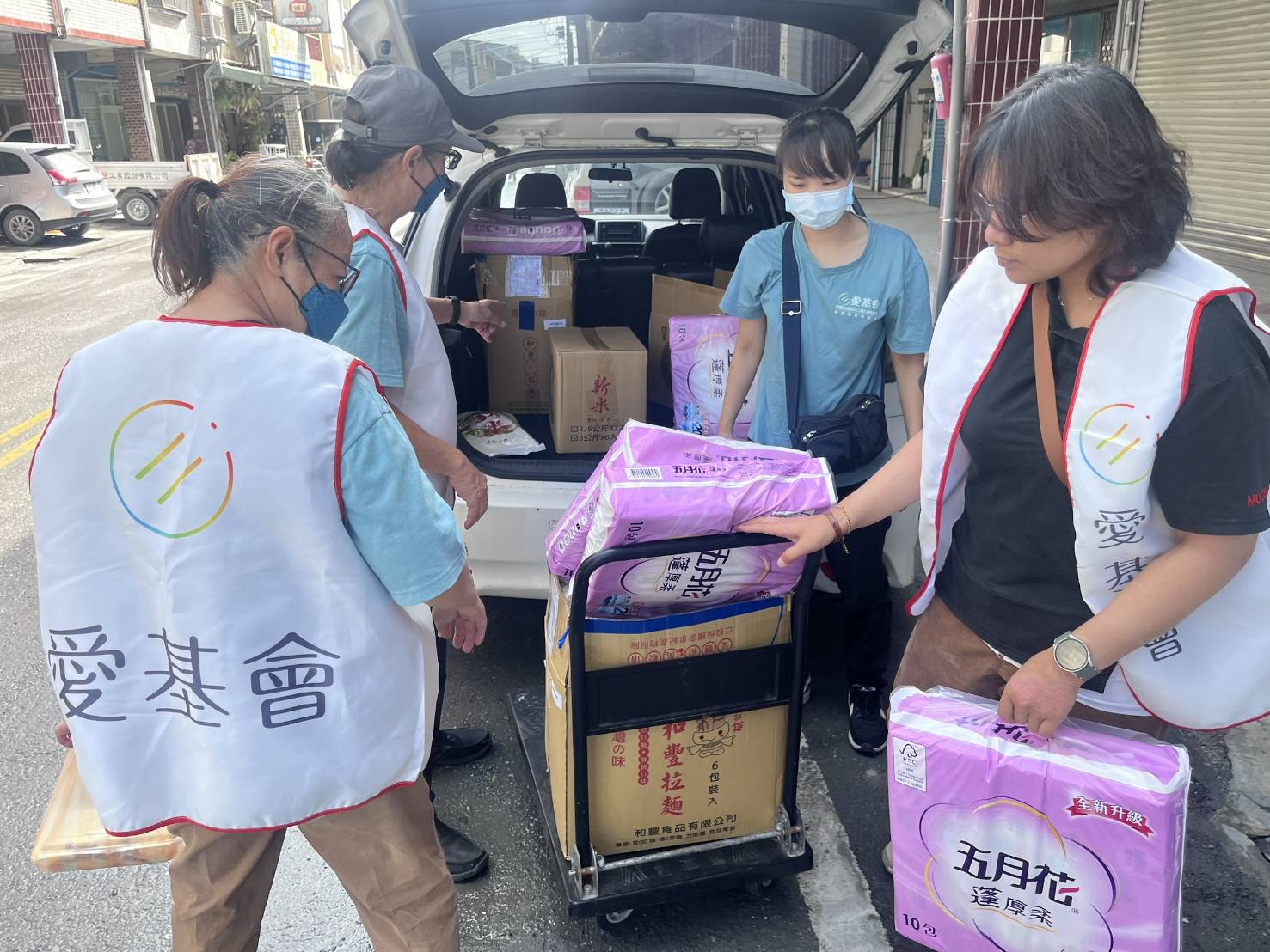 20250923馬太鞍洪災-愛基會同仁帶物資關懷珍珠生家庭