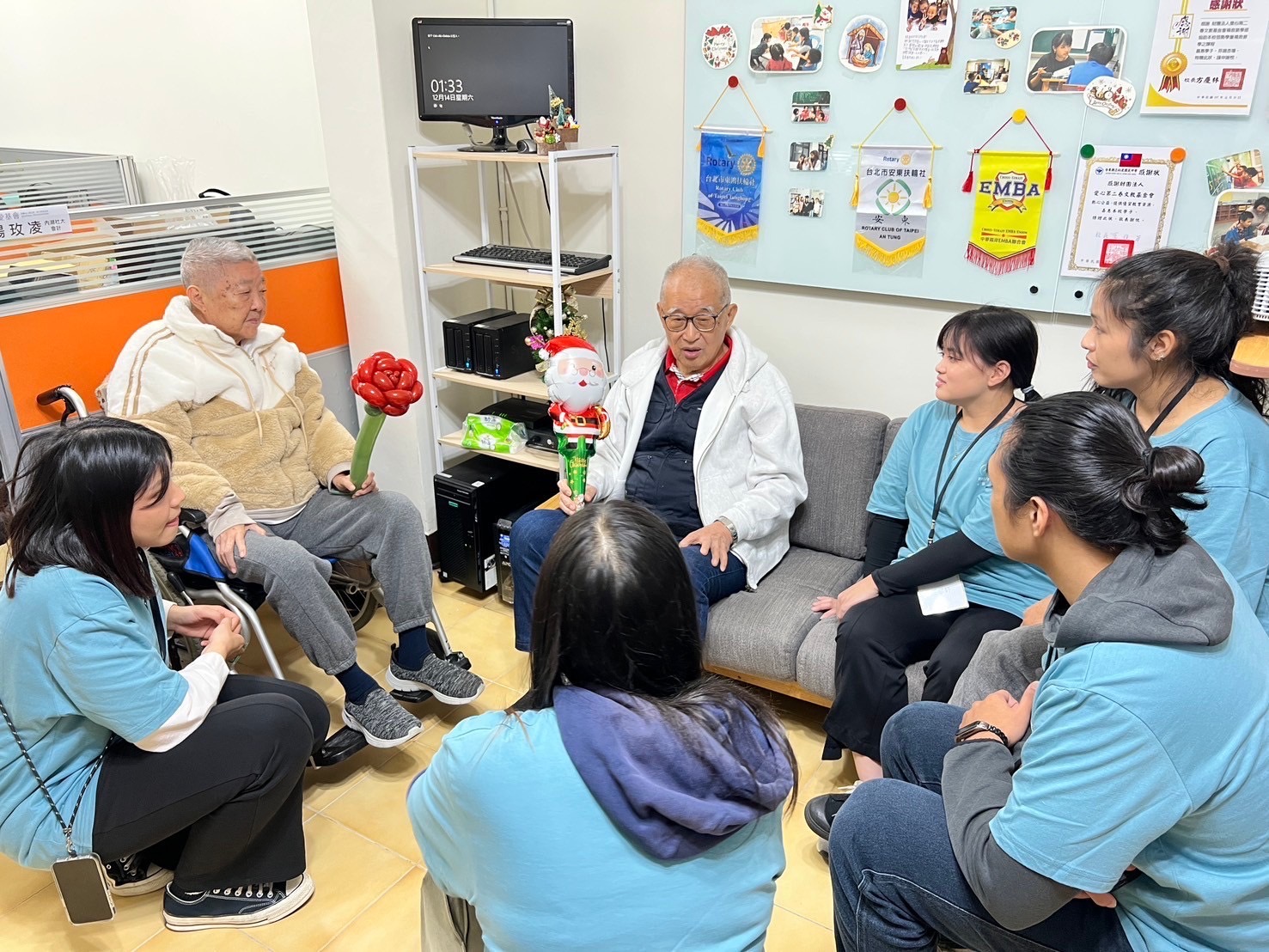 2024探索教育，王爺爺(創辦人)關心珍珠生們-期勉他們認真學習將來貢獻社會利己利人